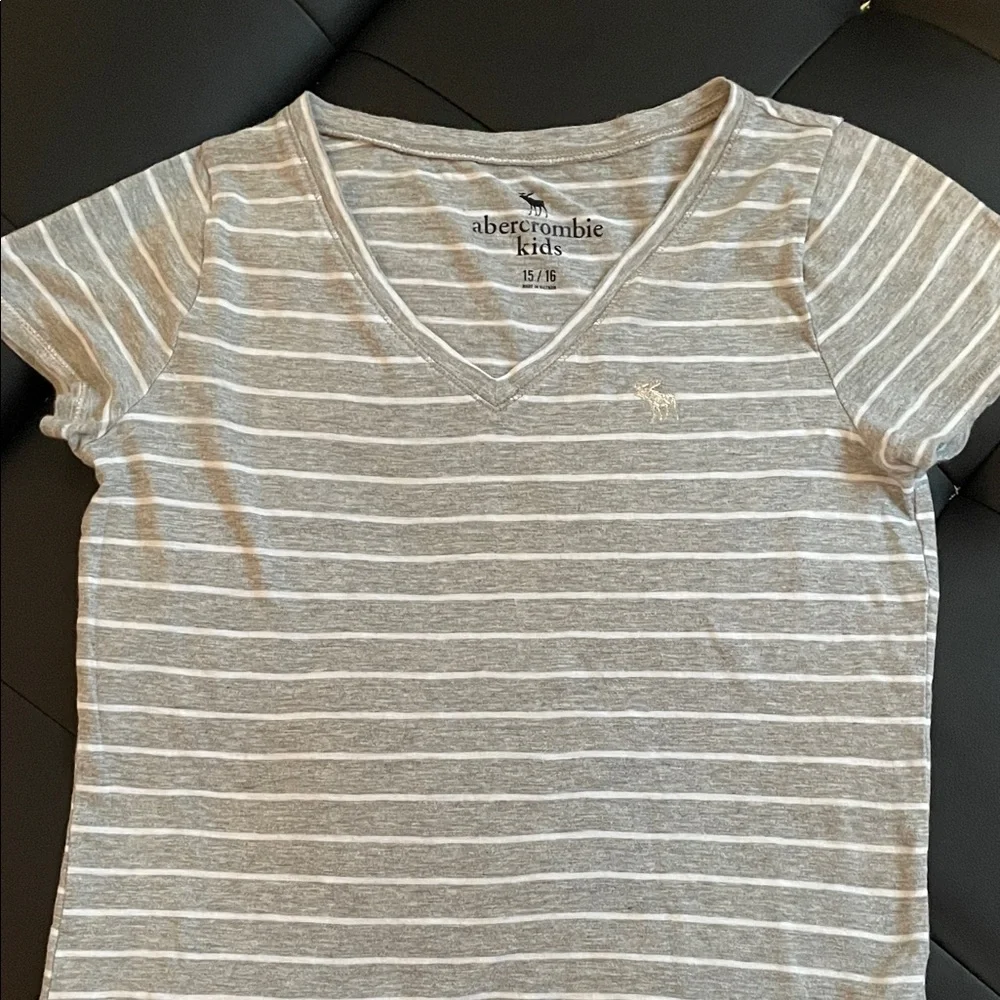 Abercrombie Kids Light Gray and White Striped Tee 15/16 girls